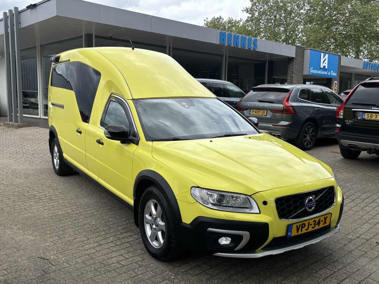 Volvo XC70 - D5 AWD NILSSON Ambulance grijs kenteken camper - AutoWereld.nl