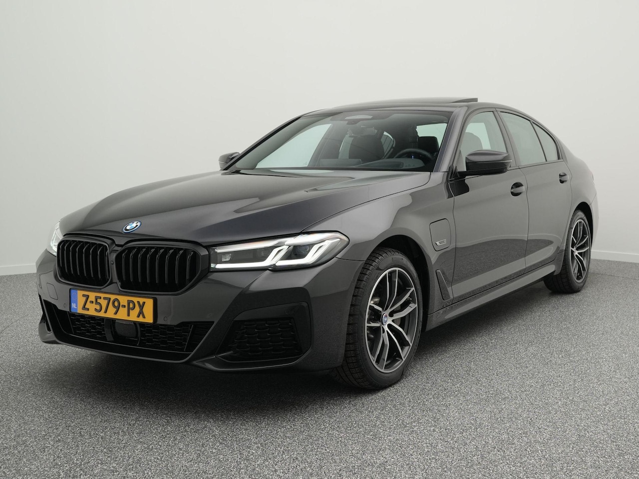 BMW 5-serie - 530e M-Sport 293 PK xDrive | LED | Head-Up | Leder | Stoelkoeling | Trekhaak | Adaptieve C - AutoWereld.nl