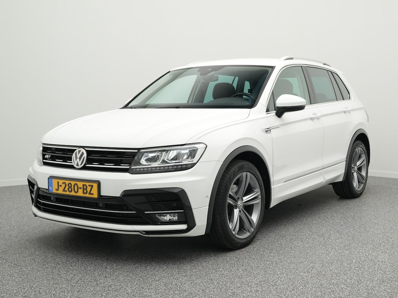 Volkswagen Tiguan - R-Line 1.5 TSI 150 PK DSG | LED | Achteruitrijcamera | Trekhaak | Stoelverwarming | Adapti - AutoWereld.nl