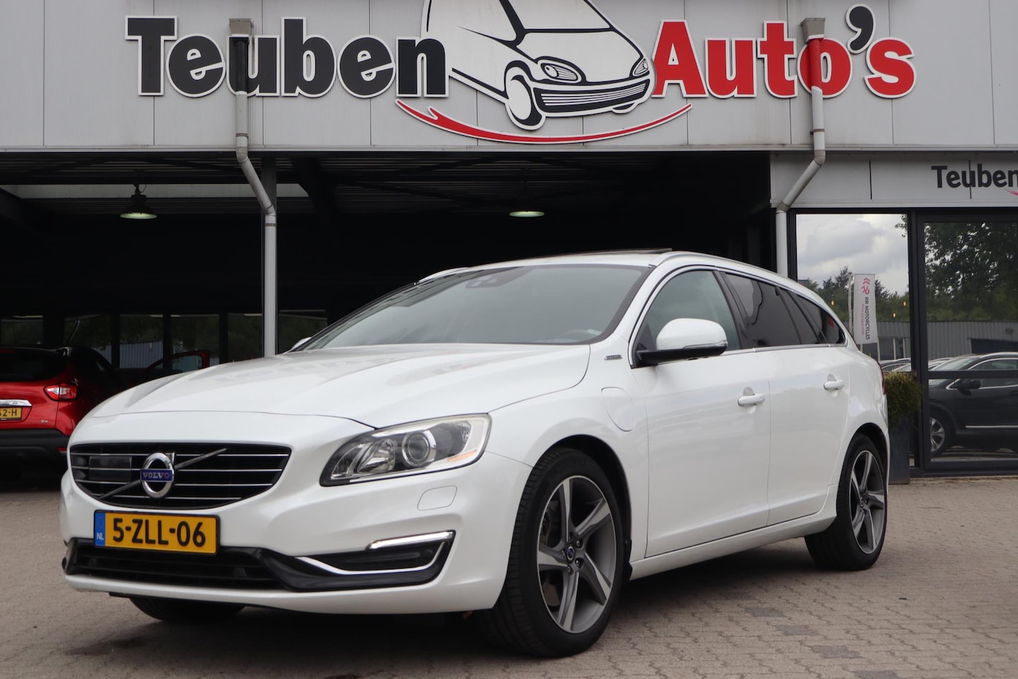 Volvo V60 - 2.4 D6 AWD Plug-In Hybrid Summum | Schuif-kanteldak | Trekhaak | Camera | Adaptive cruise - AutoWereld.nl