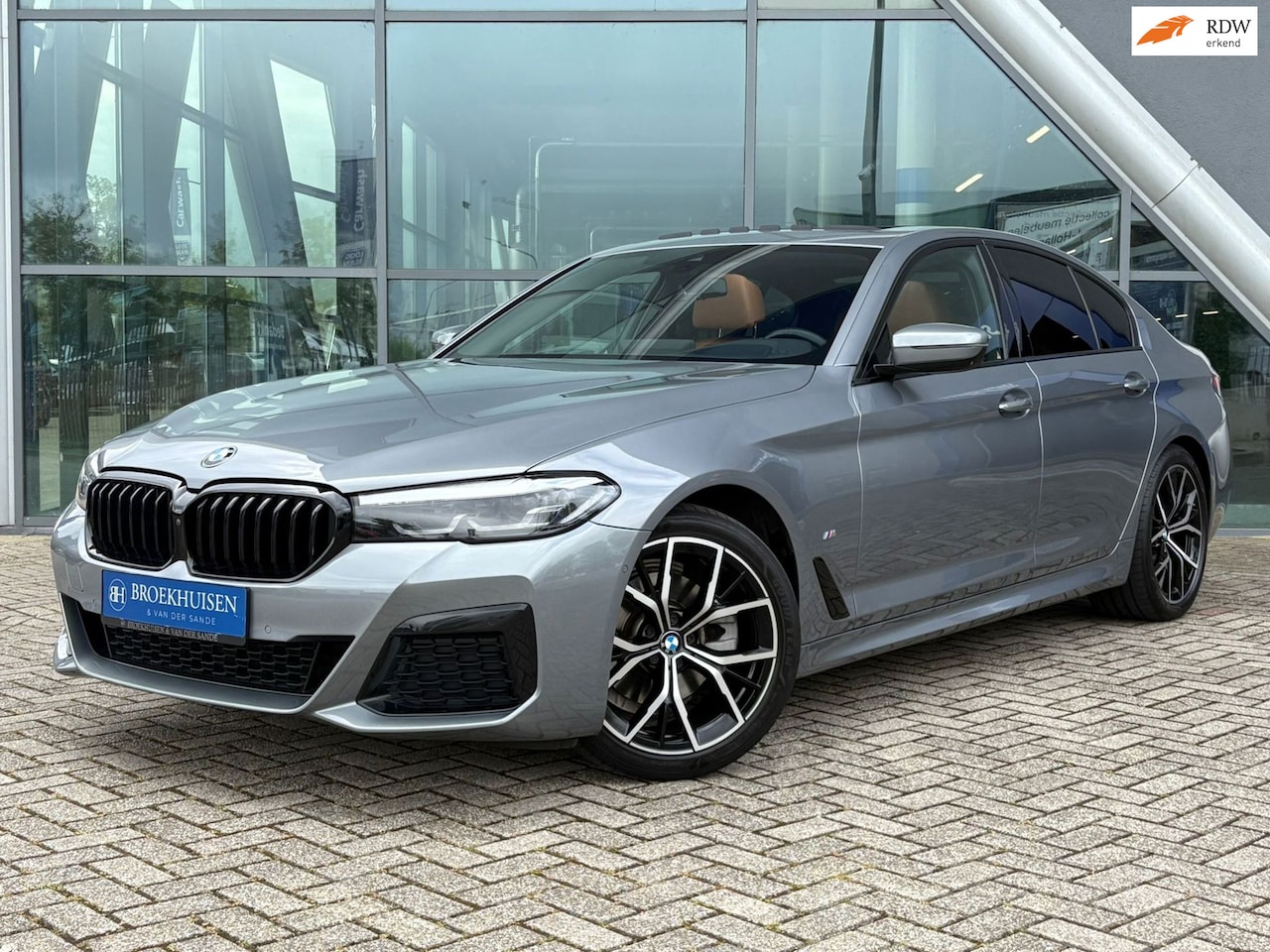 BMW 5-serie - 520i Business Edition Plus M Sport Trekhaak / Schuifdak / Stuurverwarming - AutoWereld.nl