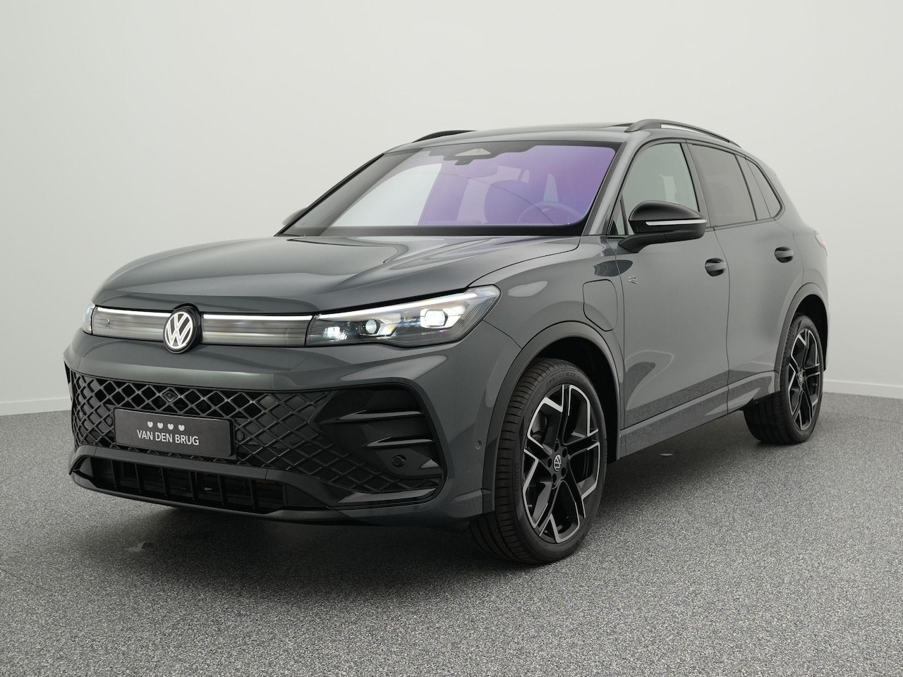 Volkswagen Tiguan - R-Line 1.5 eHybrid 204 PK | LED Matrix IQ | Trekhaak | Panoramadak | Harman/Kardon | HUD | - AutoWereld.nl