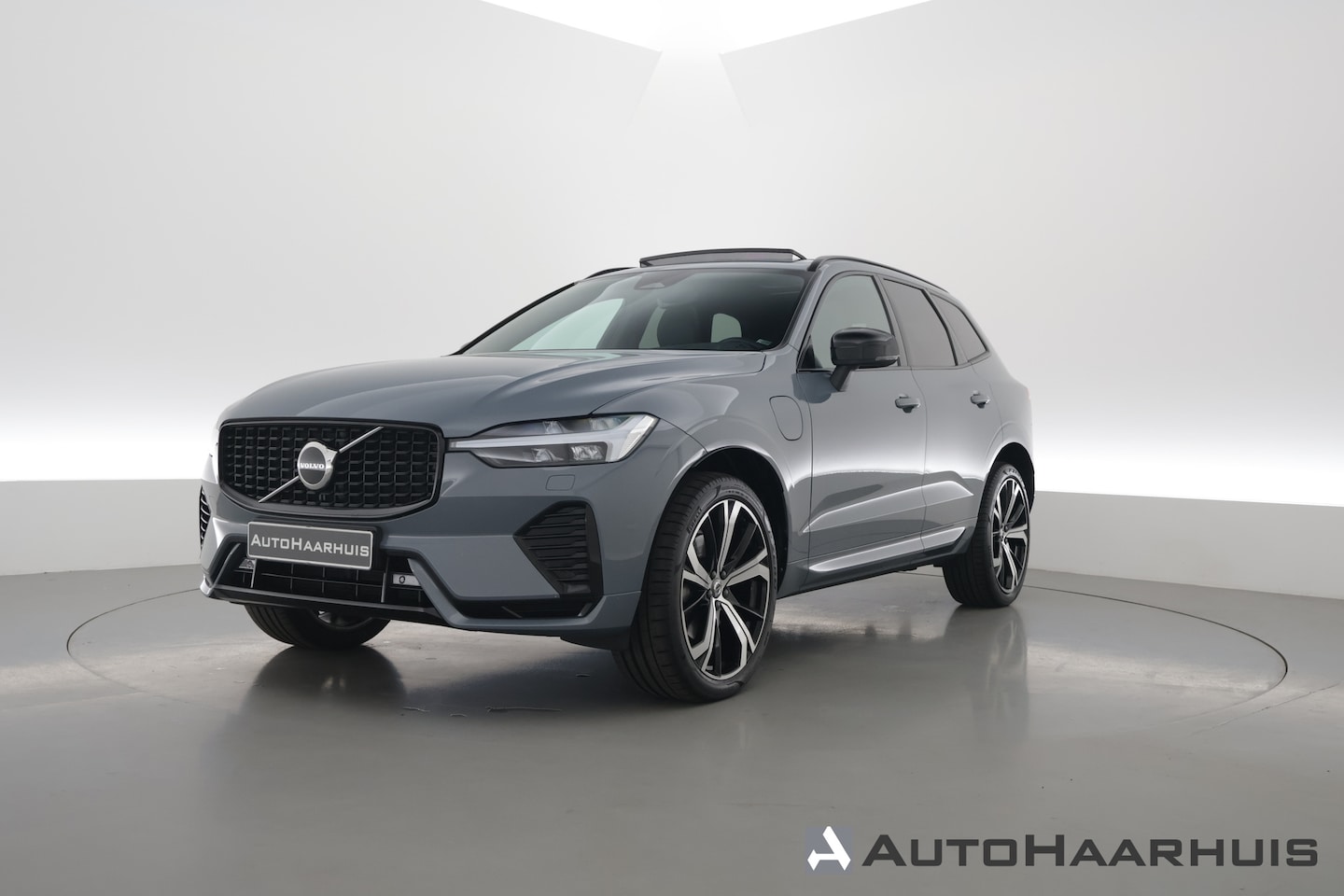 Volvo XC60 - 2.0 T6 Plug-in hybrid AWD Plus Dark SOH 97,7% | Pano | Memory Seats | Elek. Trekhaak | Cam - AutoWereld.nl