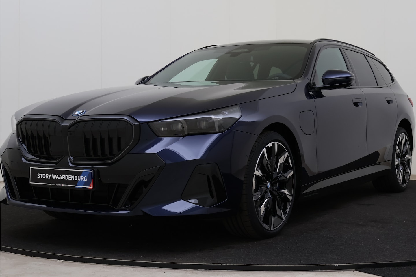 BMW 5-serie Touring - 550e xDrive M Sport Automaat / Panoramadak / Trekhaak / Bowers & Wilkins / Adaptieve LED / - AutoWereld.nl