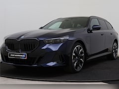 BMW 5-serie Touring - 550e xDrive M Sport Automaat / Panoramadak / Trekhaak / Bowers & Wilkins / Adaptieve LED /
