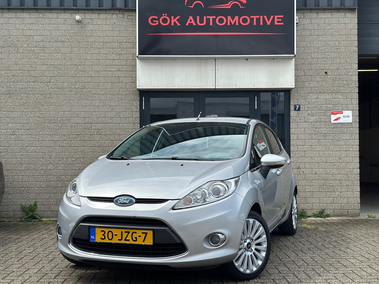 Ford Fiesta - 1.4 Titanium /2De Eigenaar / Voorruit Verwarming / NAP / Clima / Automaat / PDC / LM Velge - AutoWereld.nl