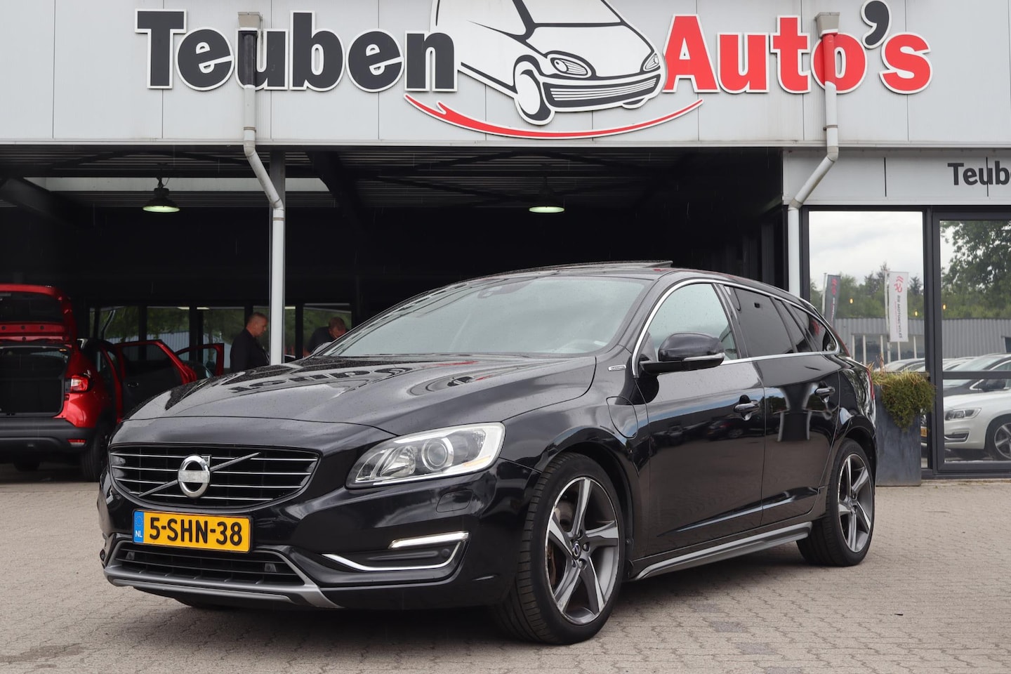 Volvo V60 - 2.4 D6 AWD Plug-In Hybrid Summum | Airco werkt niet | R-design | Schuif-kanteldak | Camera - AutoWereld.nl