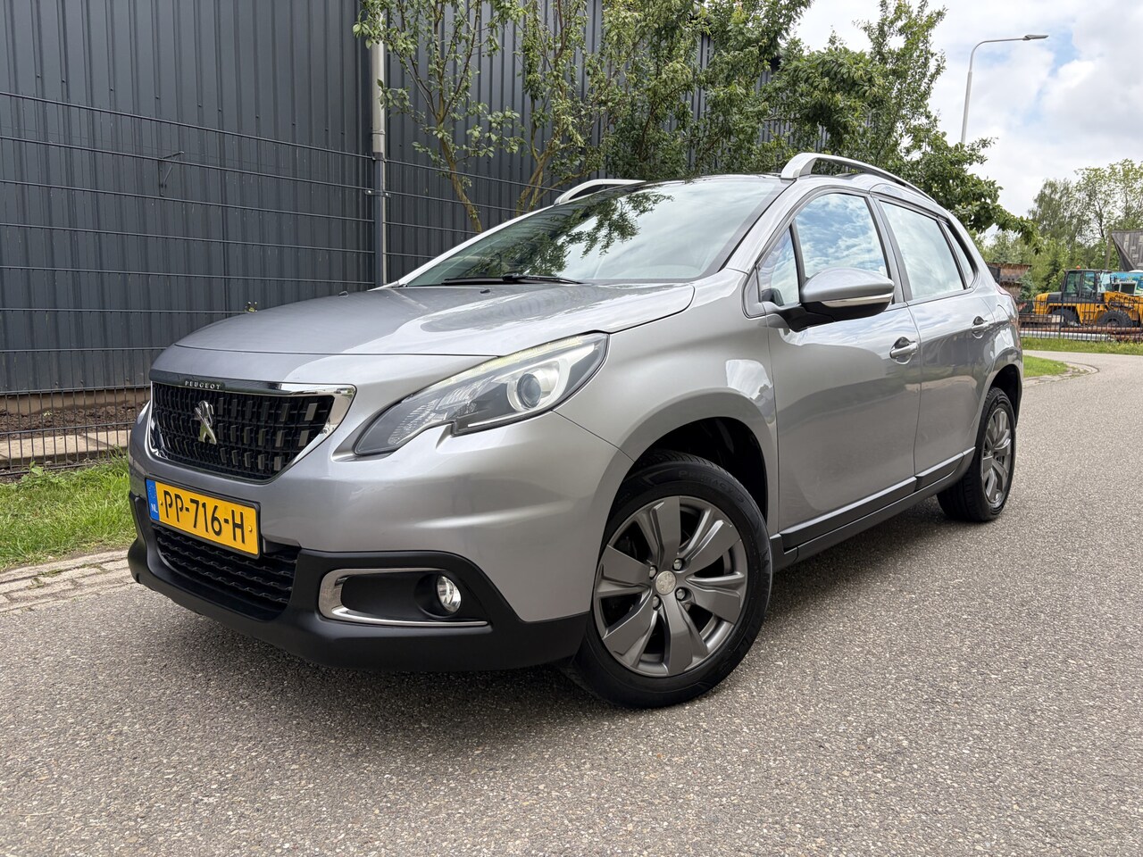 Peugeot 2008 - 1.2 PureTech Blue Lion / AUTOMAAT / PANORAMADAK / NAVI / 141dkM! NAP! - AutoWereld.nl