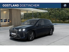 BMW iX - xDrive45 M Sport / Panoramadak Sky Lounge / Trekhaak / M Multifunctionele Stoelen / Parkin
