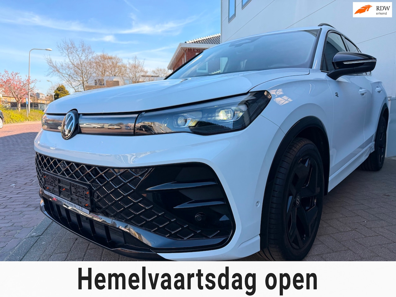 Volkswagen Tiguan - 2.0 TDI| R-Line/Pano/Massage/360 Camera/IQ/ACC/AHK/Kardon/Vol Optie - AutoWereld.nl