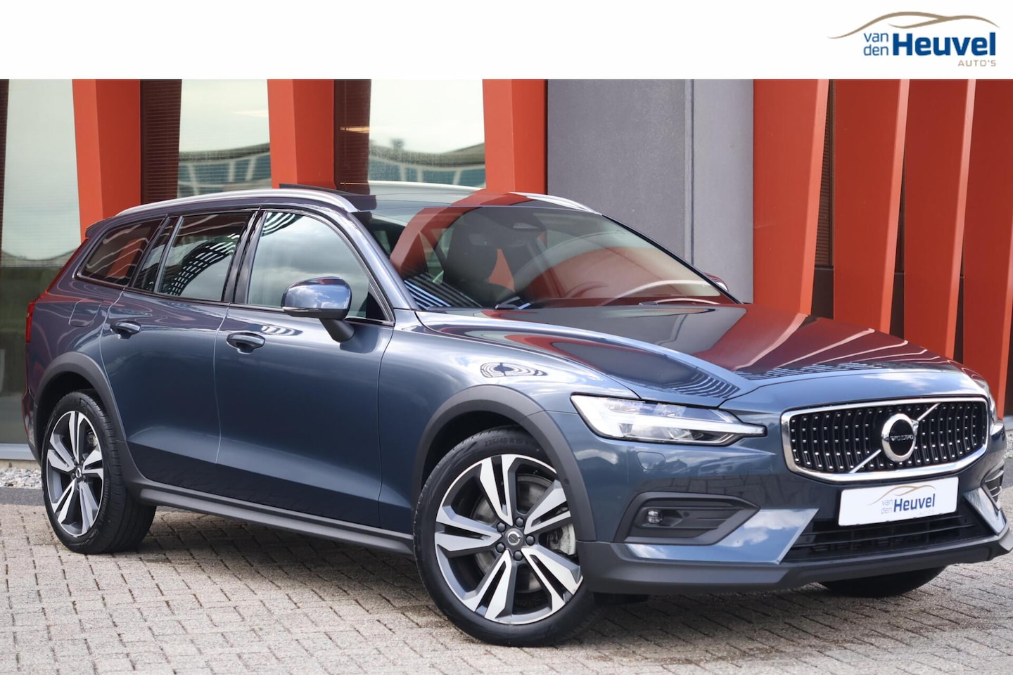 Volvo V60 Cross Country - B5 AWD Ultimate | Stoelverwarming | Trekhaak | Panoramadak | Leder | Pilot Assist | BLIS | - AutoWereld.nl