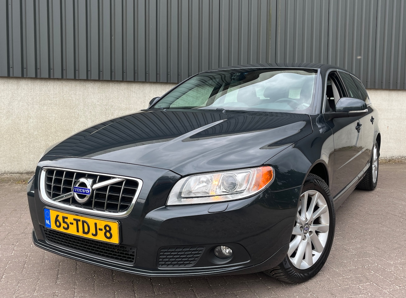 Volvo V70 - 2.0 D3 Limited Edition Xenon | Lederen bekleding | Trekhaak | Apk 07-2027 - AutoWereld.nl