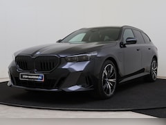 BMW 5-serie Touring - 530e M Sport Automaat / Panoramadak / Trekhaak / Bowers & Wilkins / Adaptieve LED / Parkin
