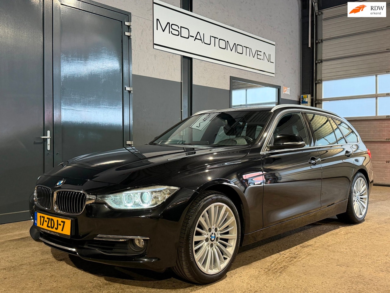 BMW 3-serie Touring - 328i Upgrade Edition|Zwarte Hemel|M-stuur|Leder+Trekhaak - AutoWereld.nl