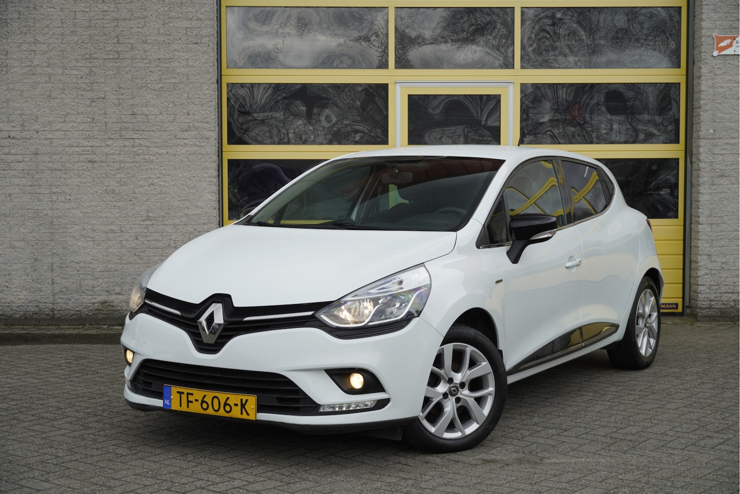 Renault Clio - 0.9 TCe 5drs Limited BJ2018 Lmv 16" | Led | Pdc | Keyless entry | Navi | Airco | Cruise co - AutoWereld.nl