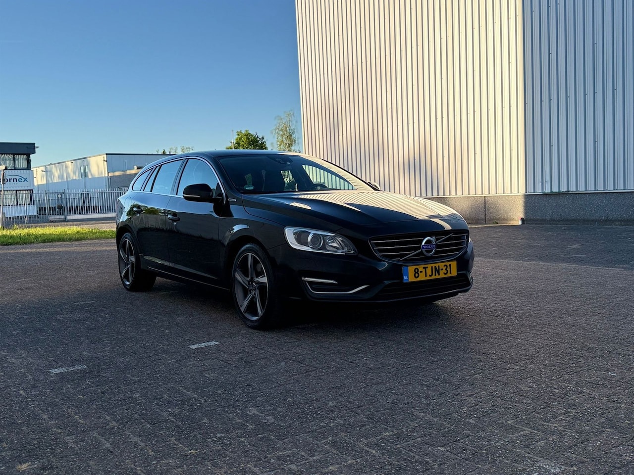 Volvo V60 - 2.4 D6 AWD Plug-In Hybrid Summum Airco Dealer onderhoud - AutoWereld.nl
