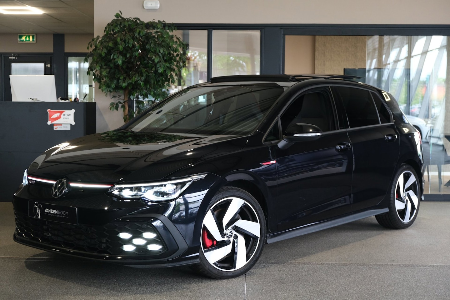 Volkswagen Golf - 8 2.0 TSI GTI 245PK DSG Pano Virtual Led Cam PDC ACC - AutoWereld.nl