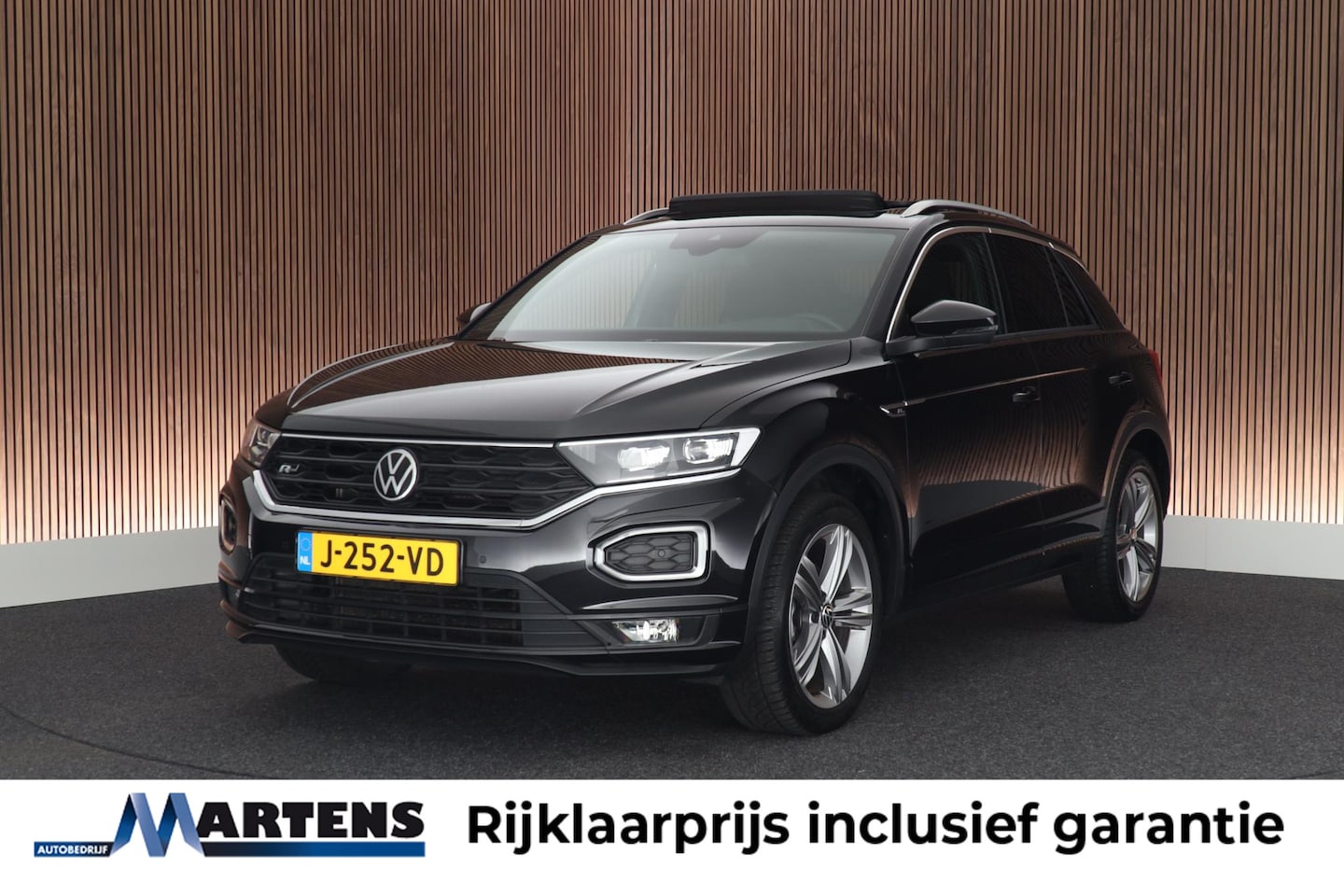 Volkswagen T-Roc - 1.5 TSI 150pk DSG R-Line Sport Panoramadak Keyless Camera Stoelverwarming - AutoWereld.nl
