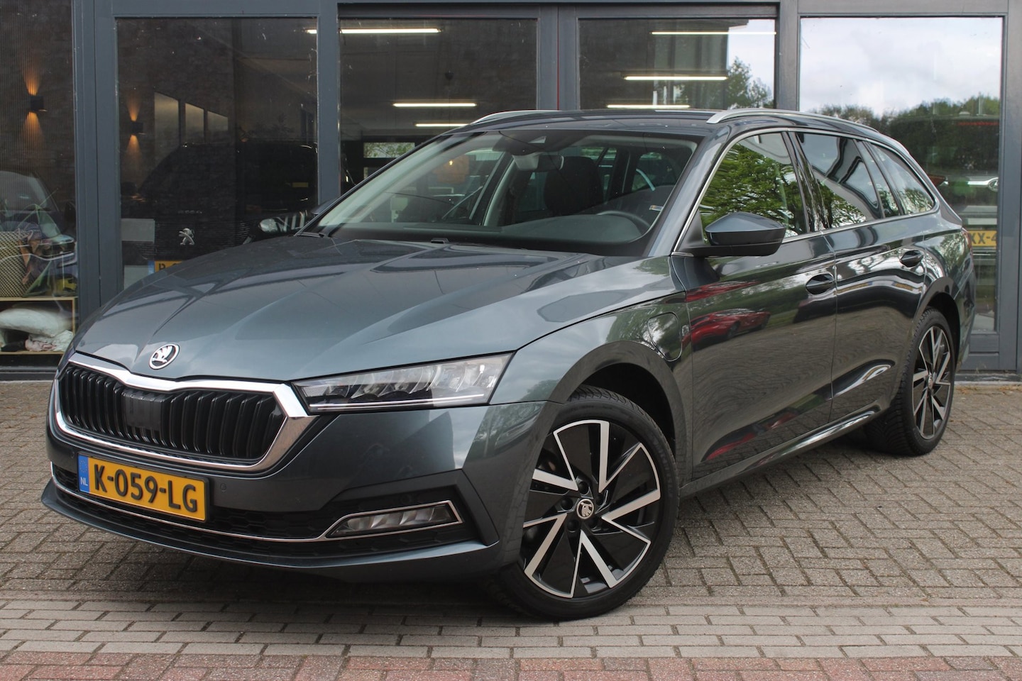 Skoda Octavia Combi - 1.4 TSI iV PHEV Business Edition | SOH 90% | Trekhaak | Cruise | Telefoonvoorbereiding | P - AutoWereld.nl