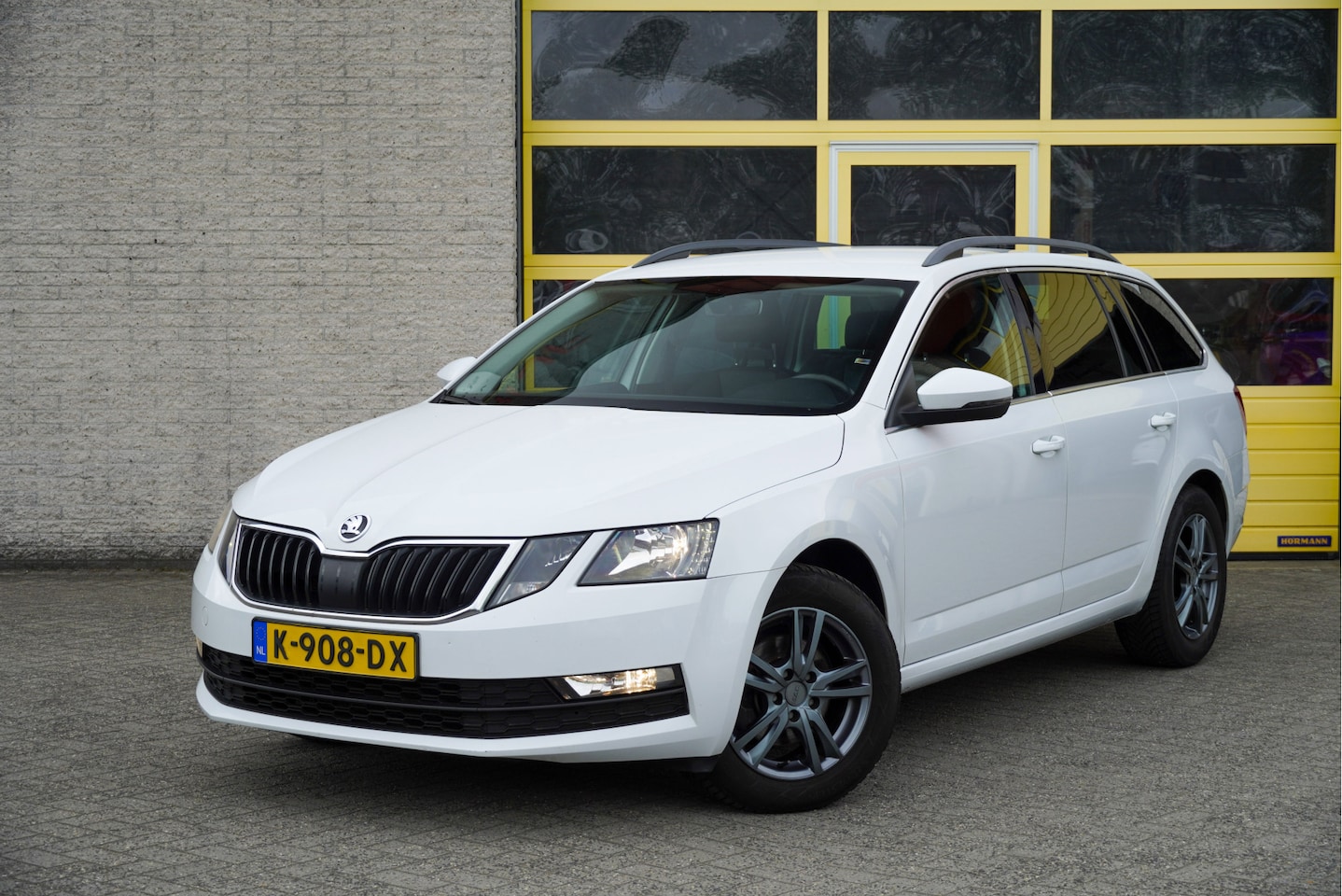 Skoda Octavia Combi - 1.5 TSI 150PK! Automaat Business Edition BJ2020 Lmv 16" | Led | Pdc | Trekhaak | App-Conne - AutoWereld.nl