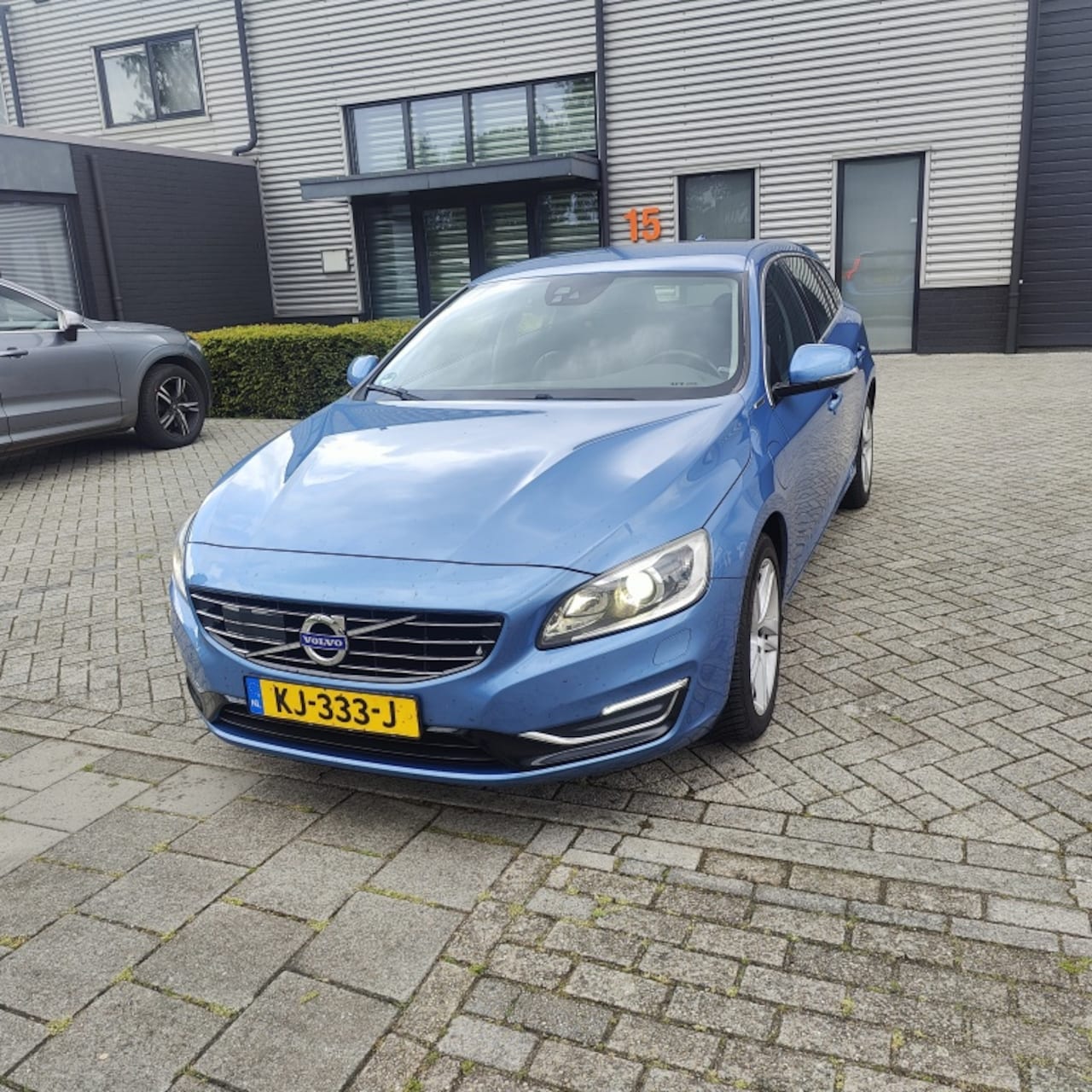 Volvo V60 - 2.4 D6 AWD Bj 2015 leer xenon - AutoWereld.nl