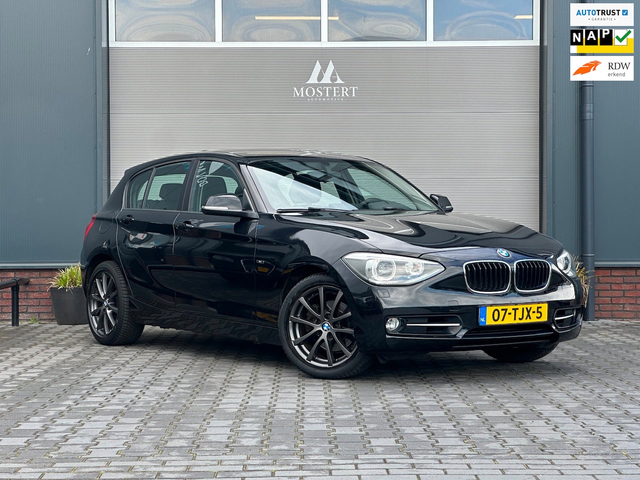 BMW 1-serie - 118i Business+|Automaat|2012|NAP|Dealer|Trekhaak|Cruise|Sport pakket|Navi|PDC|17" LMV - AutoWereld.nl