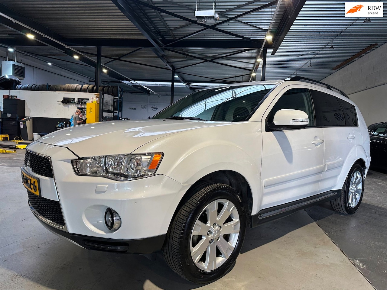 Mitsubishi Outlander - 2.0 Intro Edition/Schuifdak/trekhaak/leder/Carplay/Apk nieuw - AutoWereld.nl