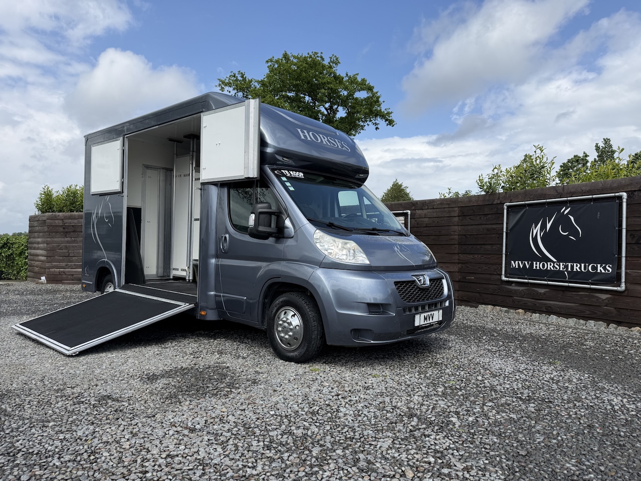 Peugeot Boxer - | HORSETRUCK | OPBOUW 2023 | STALLION 3XL | 2013 | HENGST | 150PK | 105.000KM | MANUEL | L - AutoWereld.nl
