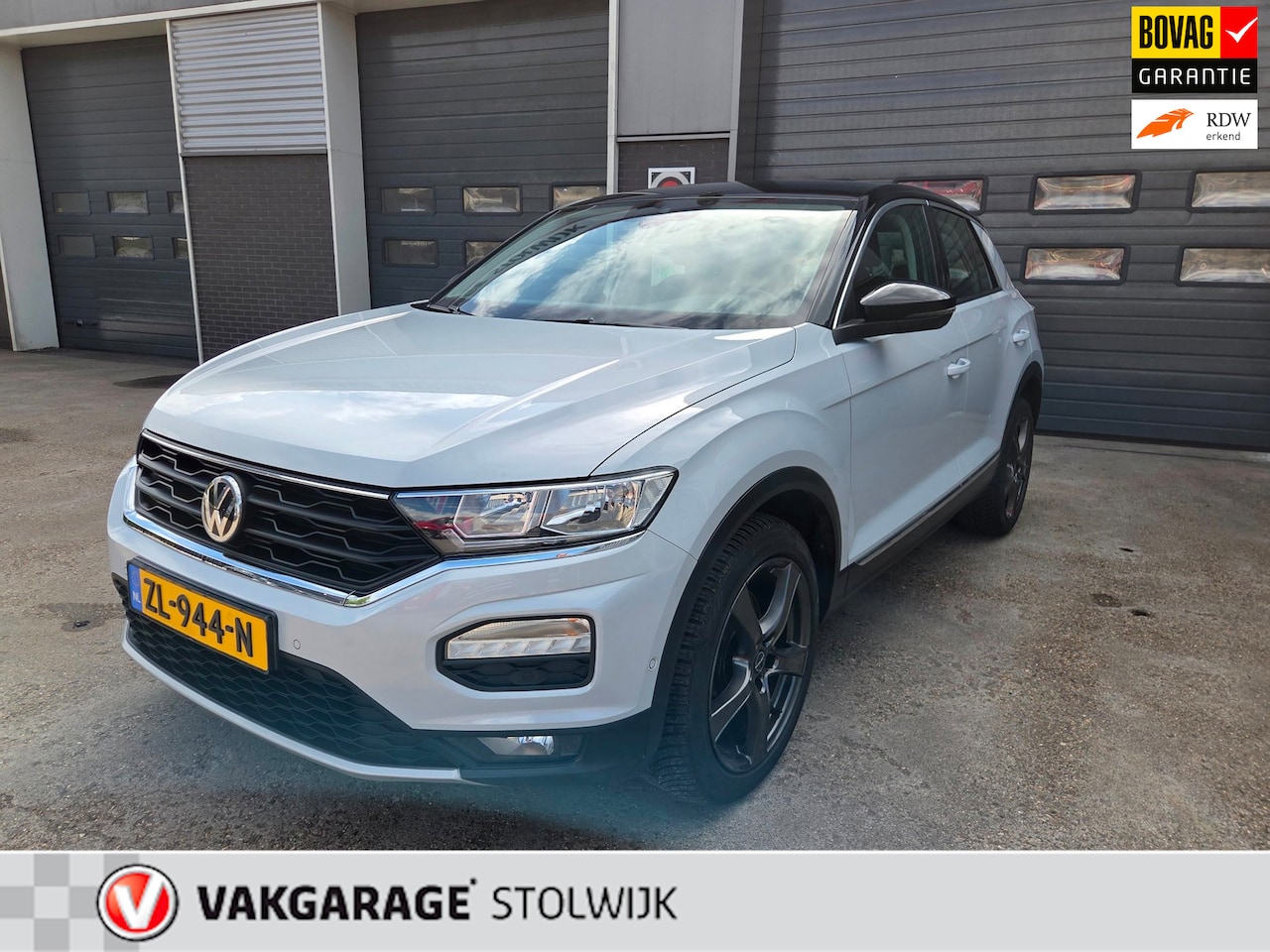 Volkswagen T-Roc - 1.5 TSI Sport 1.5 TSI Sport, Parelmoer, Zwart dak, Camera, Trekhaak, Navigatie. - AutoWereld.nl