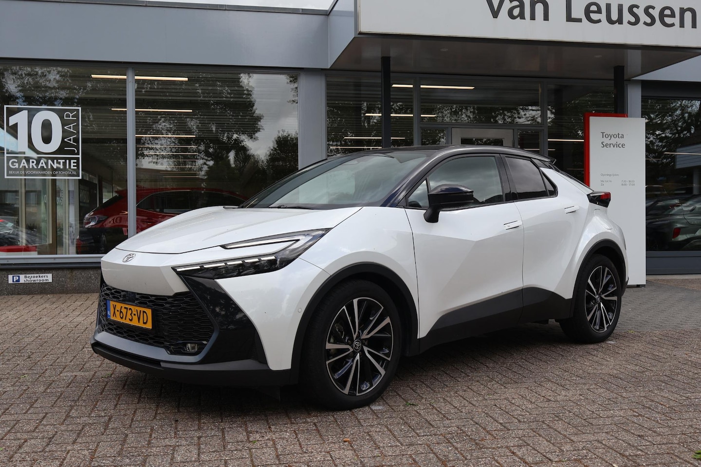 Toyota C-HR - 1.8 Hybrid 140 Executive DODEHOEK EL-ACHTERKLEP 360* CAMERA KEYLESS EL-STOEL + MEMORY - AutoWereld.nl