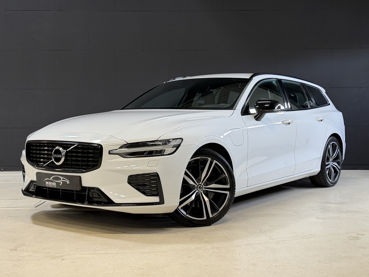 Volvo V60 - 2.0 T8 Recharge AWD R-Design | Elektr. trekhaak | Camera | Stoel/stuurverwarming | Carplay - AutoWereld.nl