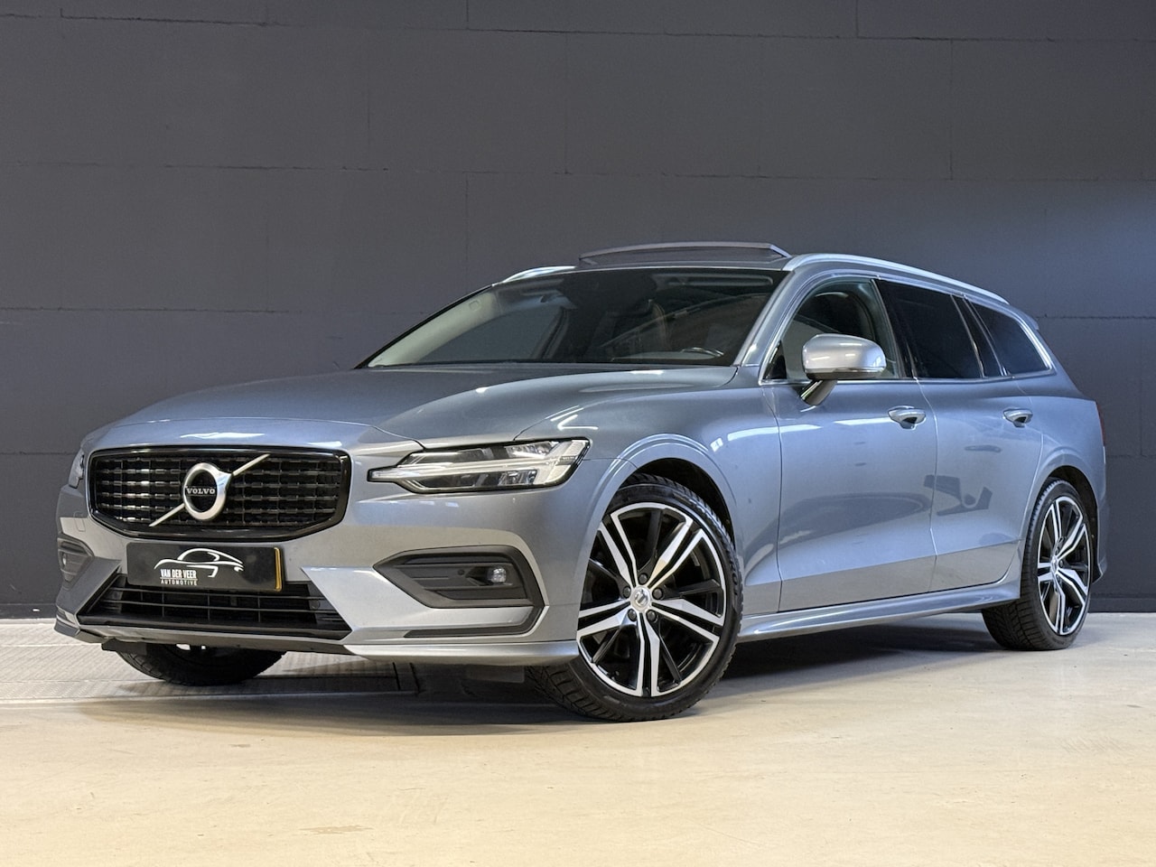 Volvo V60 - 2.0 B4 Business Pro | R-Design | Stoel/Stuurverwarming | Camera | Navi | Panoramadak - AutoWereld.nl
