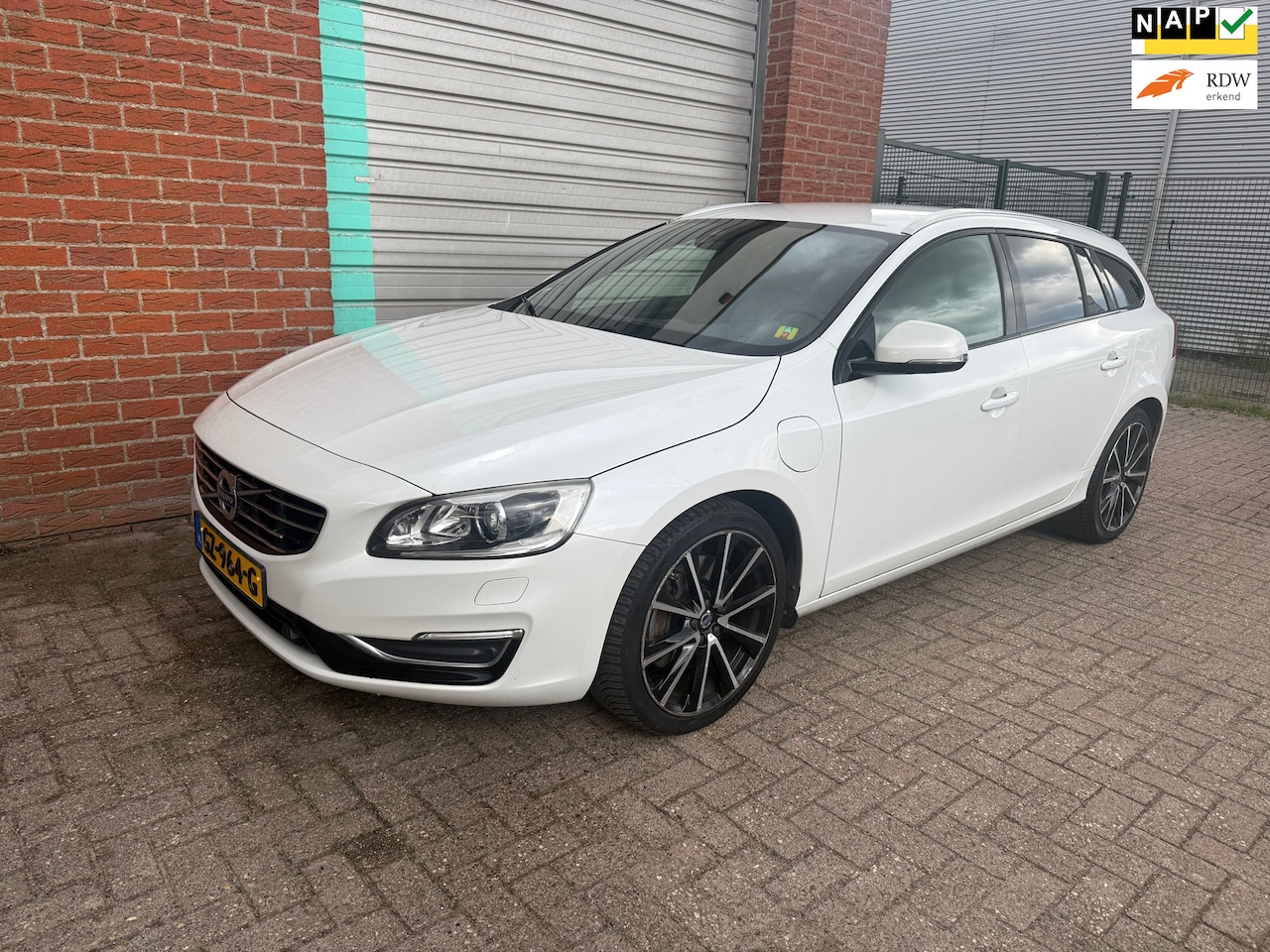 Volvo V60 - 2.4 D5 Twin Engine R-Design Bj:2015 NAP! - AutoWereld.nl