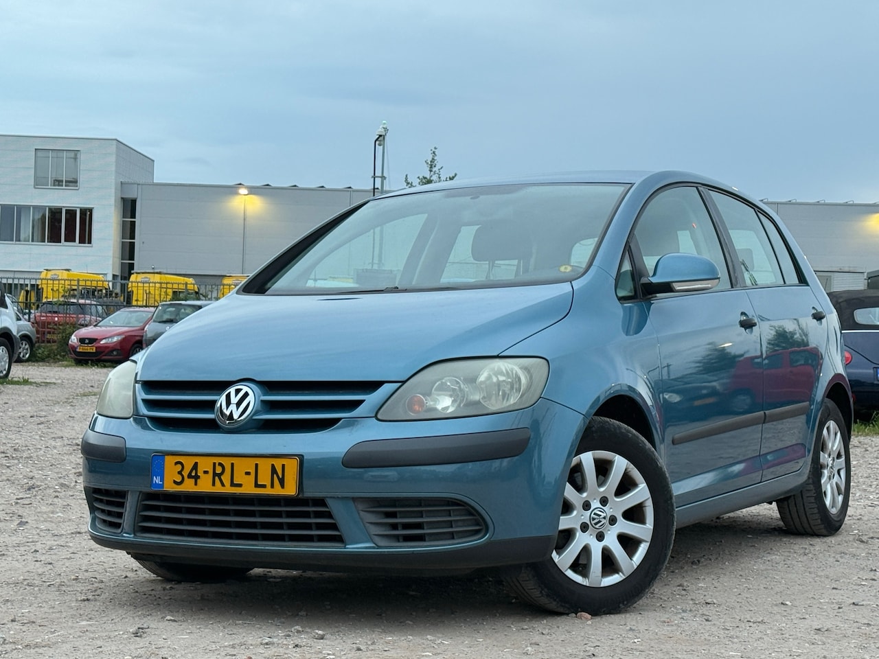 Volkswagen Golf Plus - 1.6 FSI Comfortline/ LAAG KM/ ZOMER BLAUW/ TREKHAAK - AutoWereld.nl