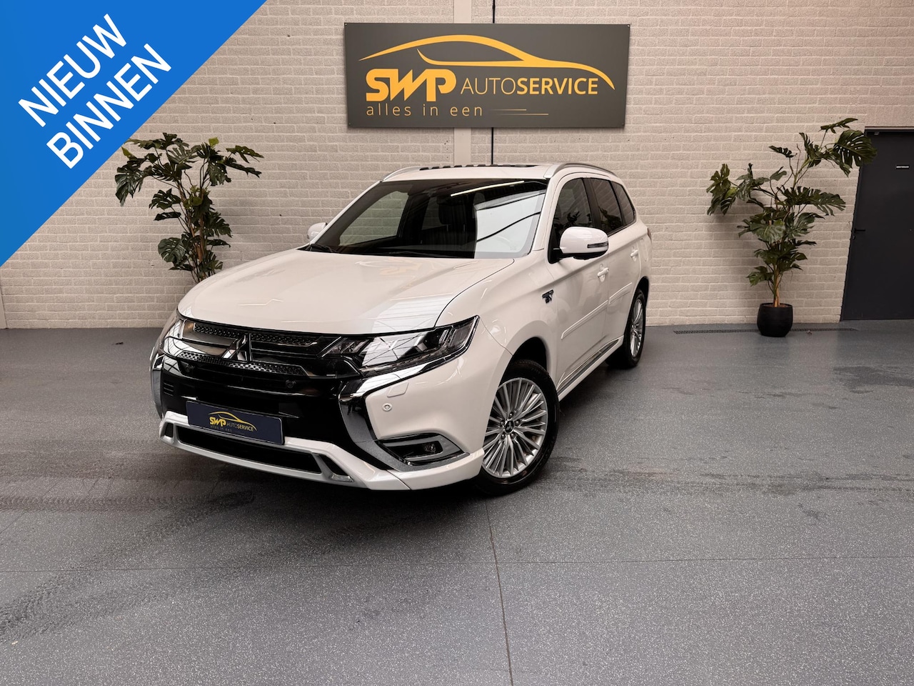 Mitsubishi Outlander - 2.4 PHEV Intense+ | Sunroof | Leder/Alcantara | navi | 360 camera - AutoWereld.nl