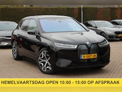 BMW iX - xDrive40 Executive 77 kWh / SoH 97, 3% / Trekhaak / Panoramadak / 360Camera / Harman Kardo