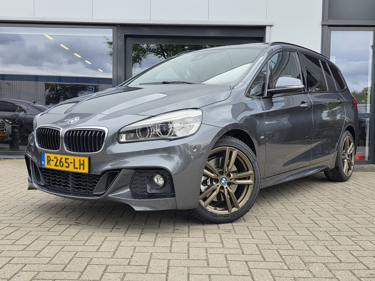 BMW 2-serie Gran Tourer - 220i High Executive 7p. + M-SPORT + PANO DAK + CAMERA + VOLLEER - AutoWereld.nl