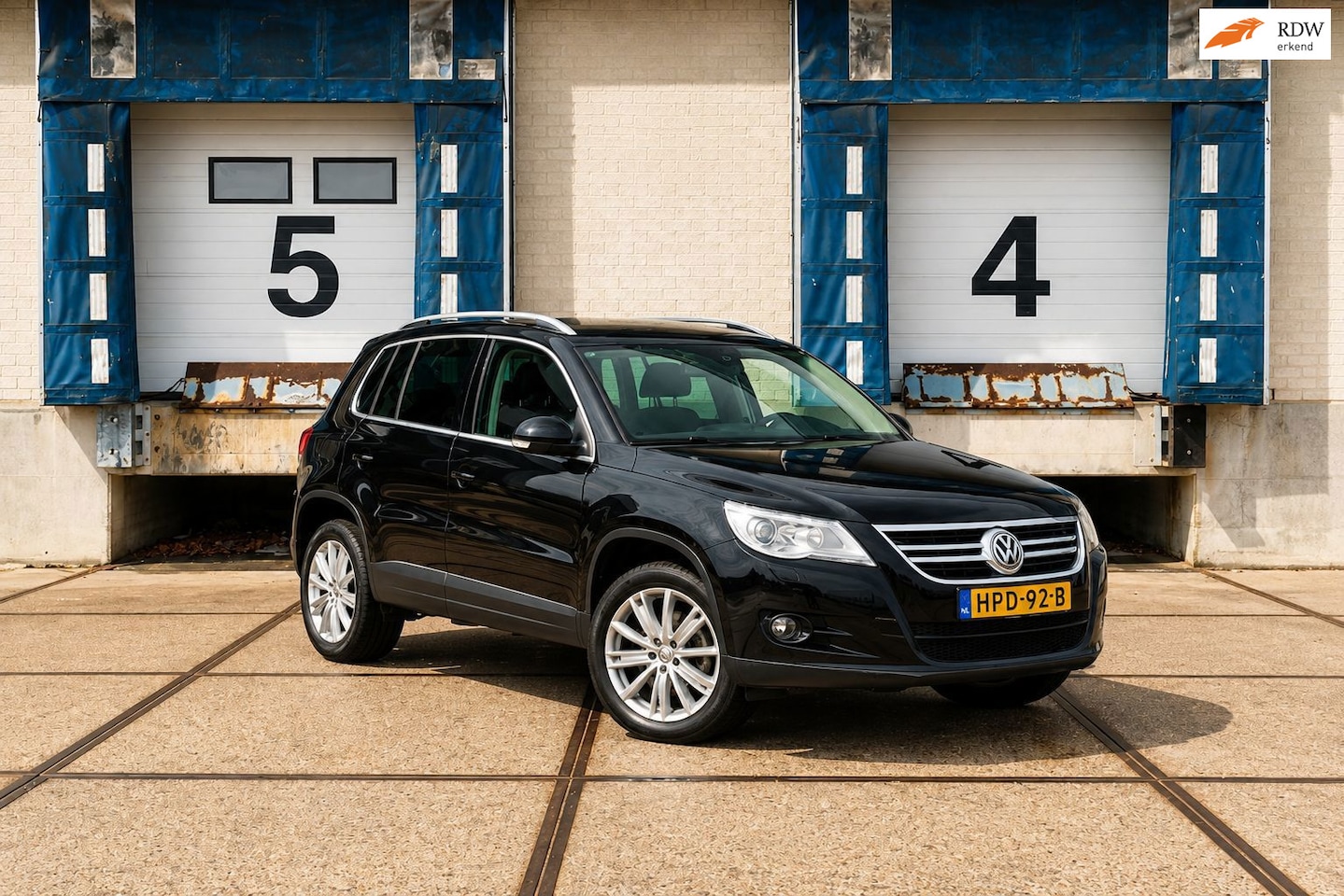 Volkswagen Tiguan - 2.0 TSI Comfort&Design 4Motion (170PK+PANO+CAMERA+ONDERHOUD) - AutoWereld.nl