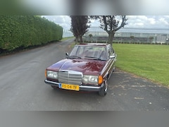 Mercedes-Benz 200-280 (W123) - 200 176.000 Nap Automaat Benzine Gas Rood 1980