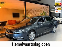 Volkswagen Passat - 1.8 TSI Highline Trekhaak StoelVW PDC Cruise Clima Rijklaar