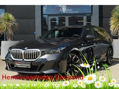 BMW 5-serie Touring - 530e M Sport High Executive 300pk HarmanKardon/Stoelventilatie/360Camera