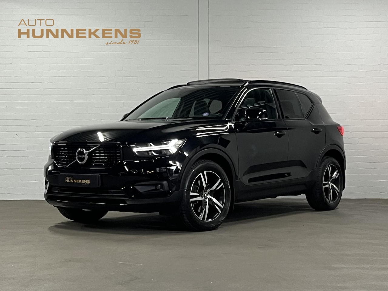 Volvo XC40 - 2.0 T4 AWD R-Design Trekhaak | Open dak | Stoelverwarming | Achteruitrij camera | Leder | - AutoWereld.nl