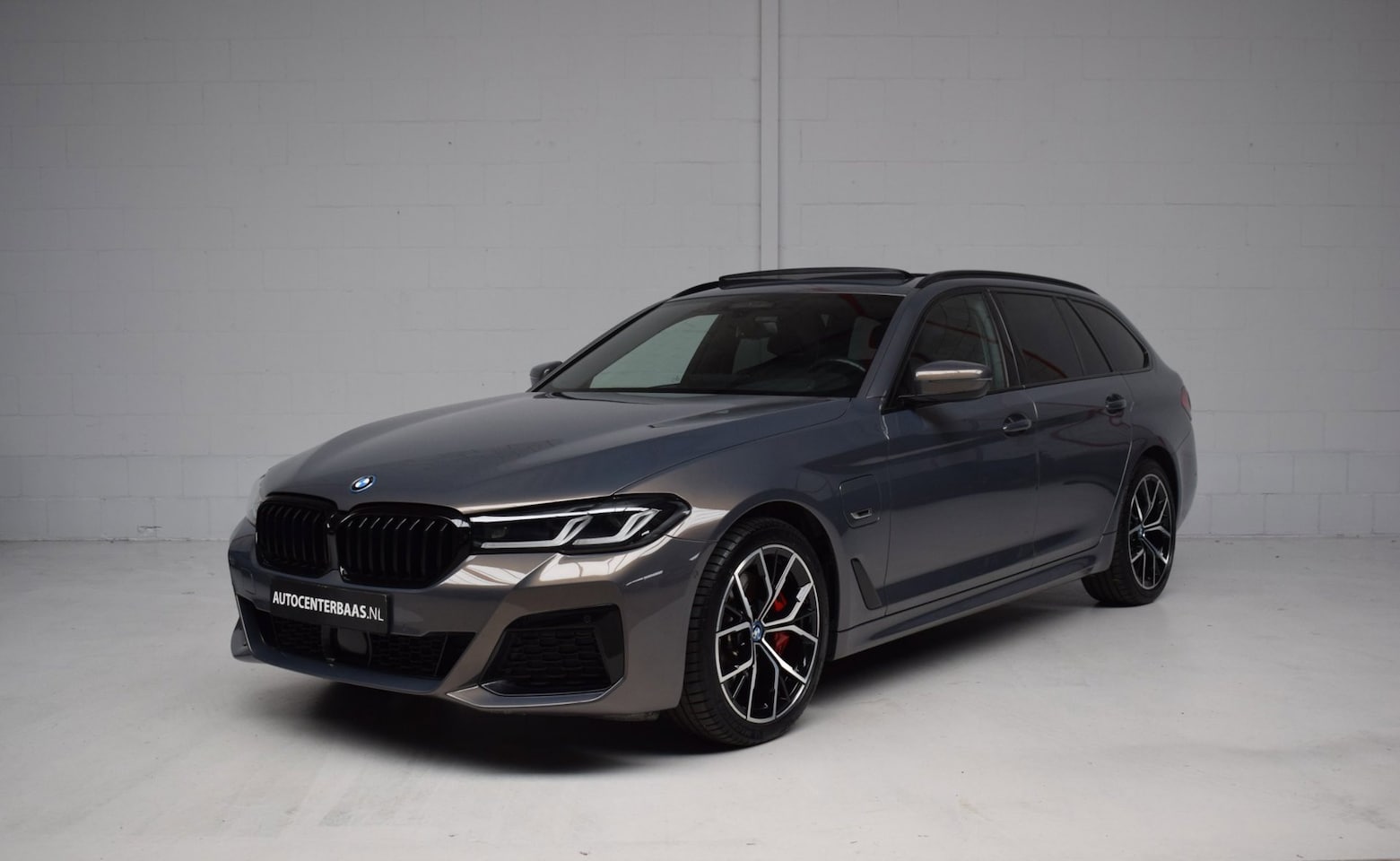 BMW 5-serie - 530e xDrive M-SPORT PANORAMADAK / M-SPORTSTOELEN / HUD / TREKHAAK / HARMAN-KARDON / LEER / - AutoWereld.nl