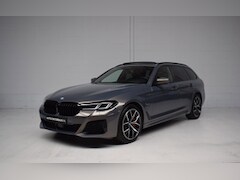 BMW 5-serie - 530e xDrive M-SPORT PANORAMADAK / M-SPORTSTOELEN / HUD / TREKHAAK / HARMAN-KARDON / LEER /