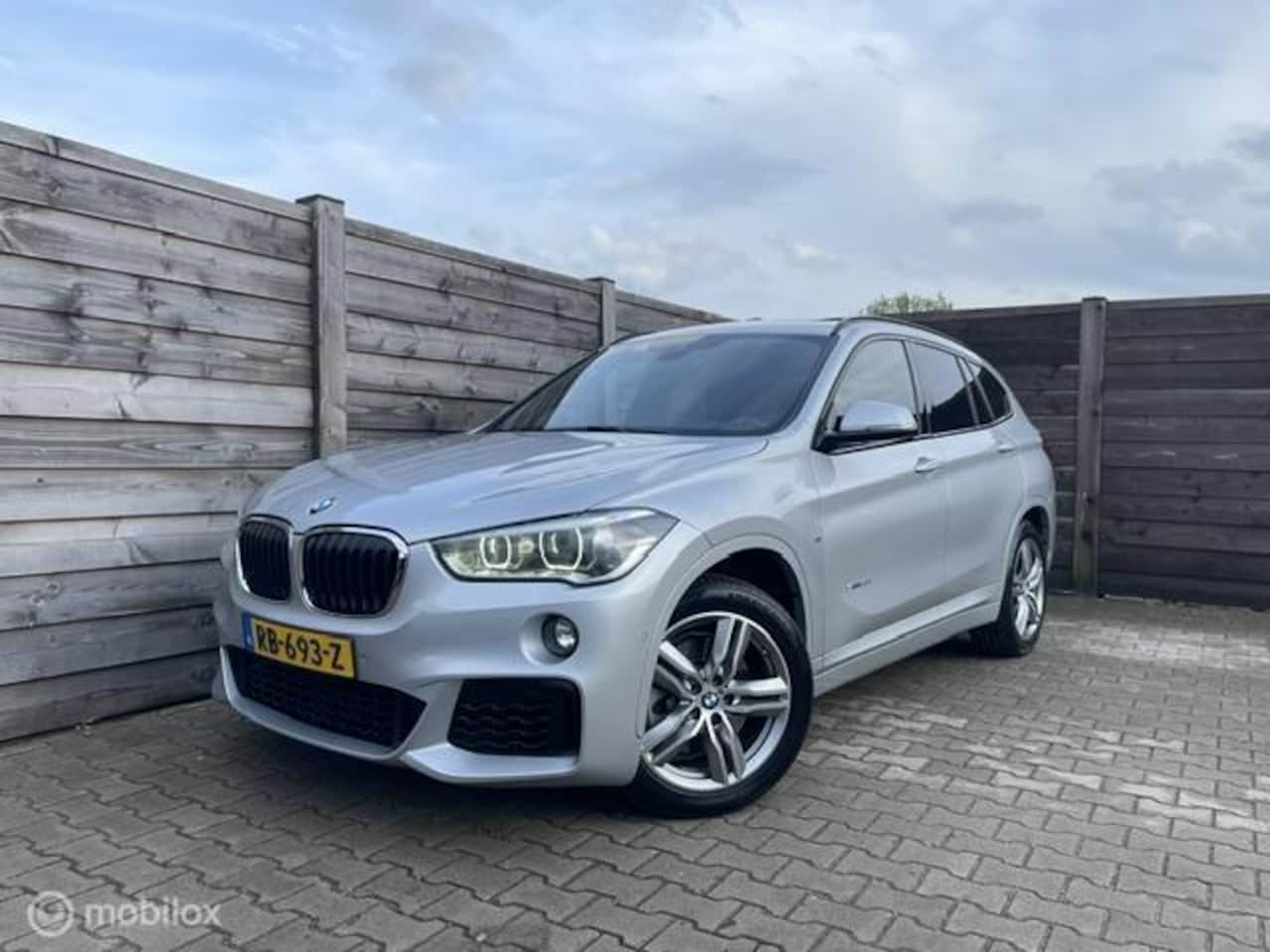 BMW X1 - sDrive20i High Executive M-Sport H&K-Leder-Pano-Stoelvw - AutoWereld.nl