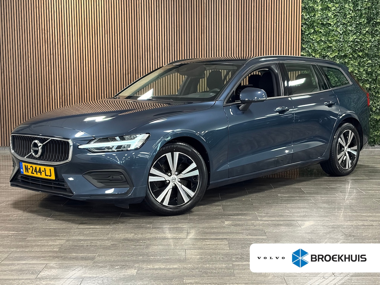 Volvo V60 - B3 Momentum Advantage | Stoel en Stuurwielverwarming | Parkeercamera | 17 Inch | Cruise Co - AutoWereld.nl