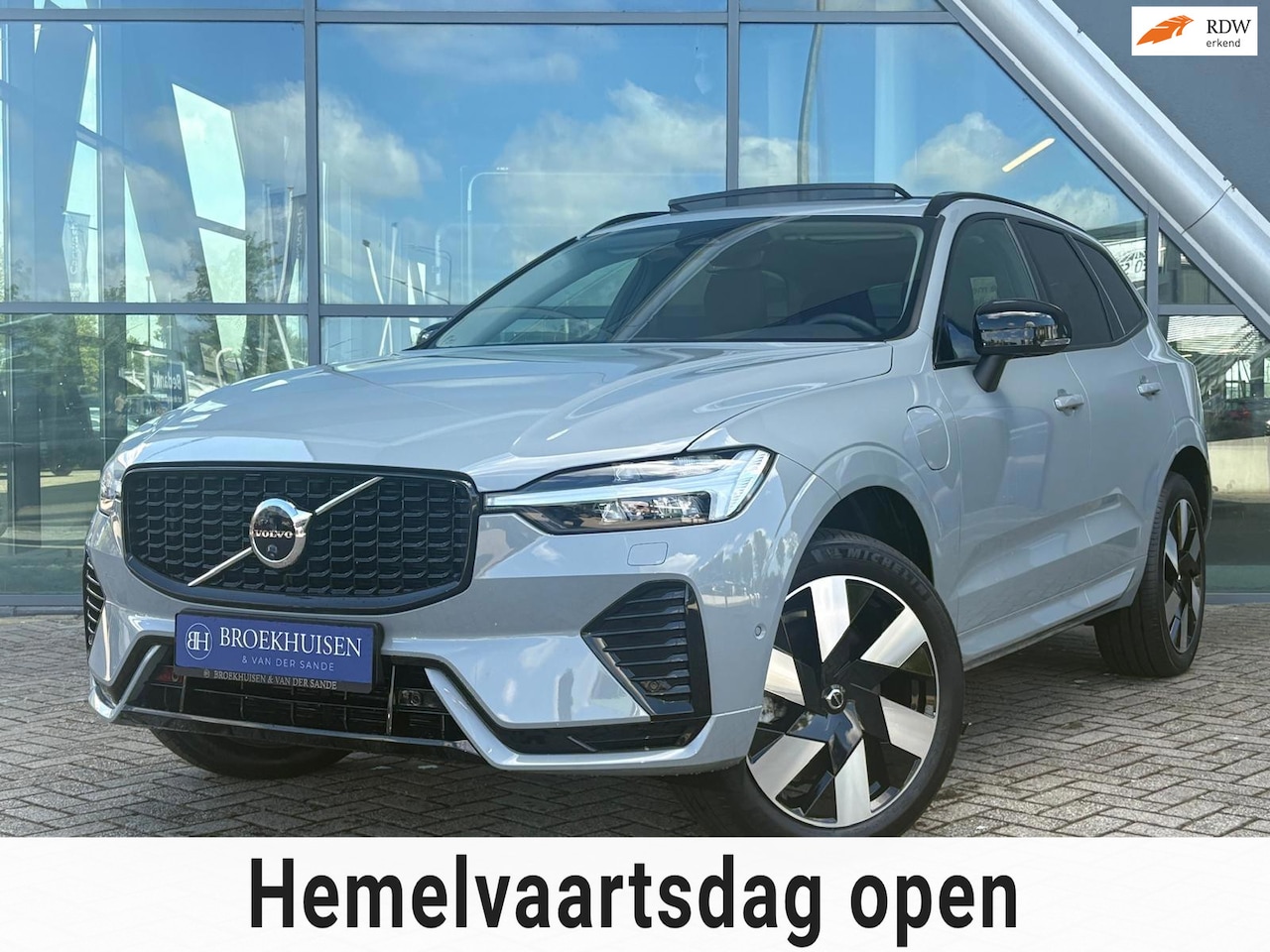 Volvo XC60 - 2.0 T8 Plug-in hybrid AWD Plus Dark 455pk Panoramadak / 360 Camera / Stoel-Stuur verwarmin - AutoWereld.nl