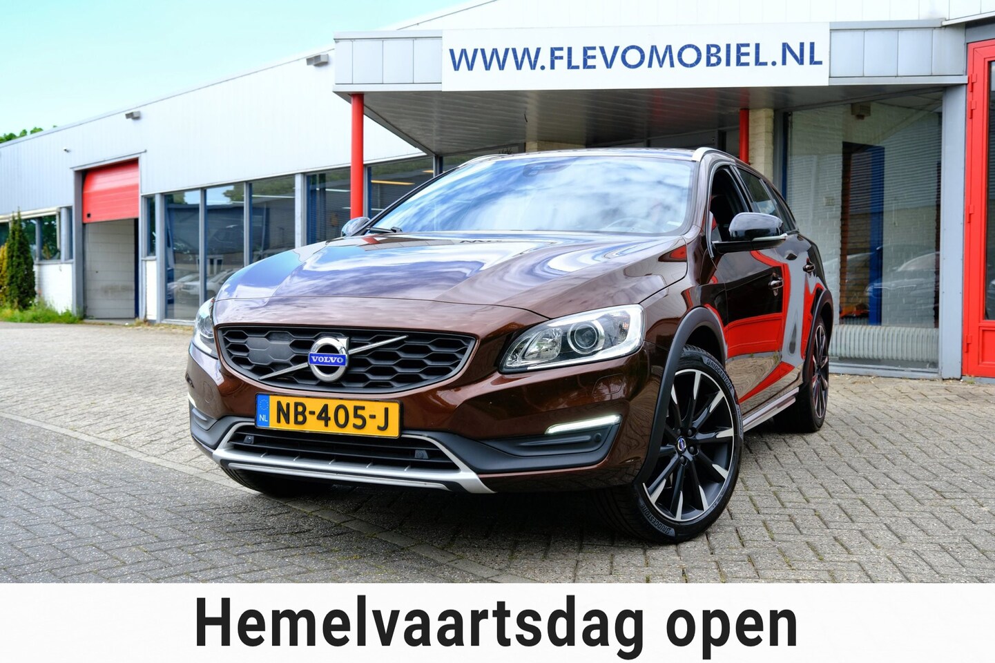 Volvo V60 Cross Country - 2.0 D4 190pk Summum Pano|Xenon|1e Eig|Leder|Navi|LMV - AutoWereld.nl