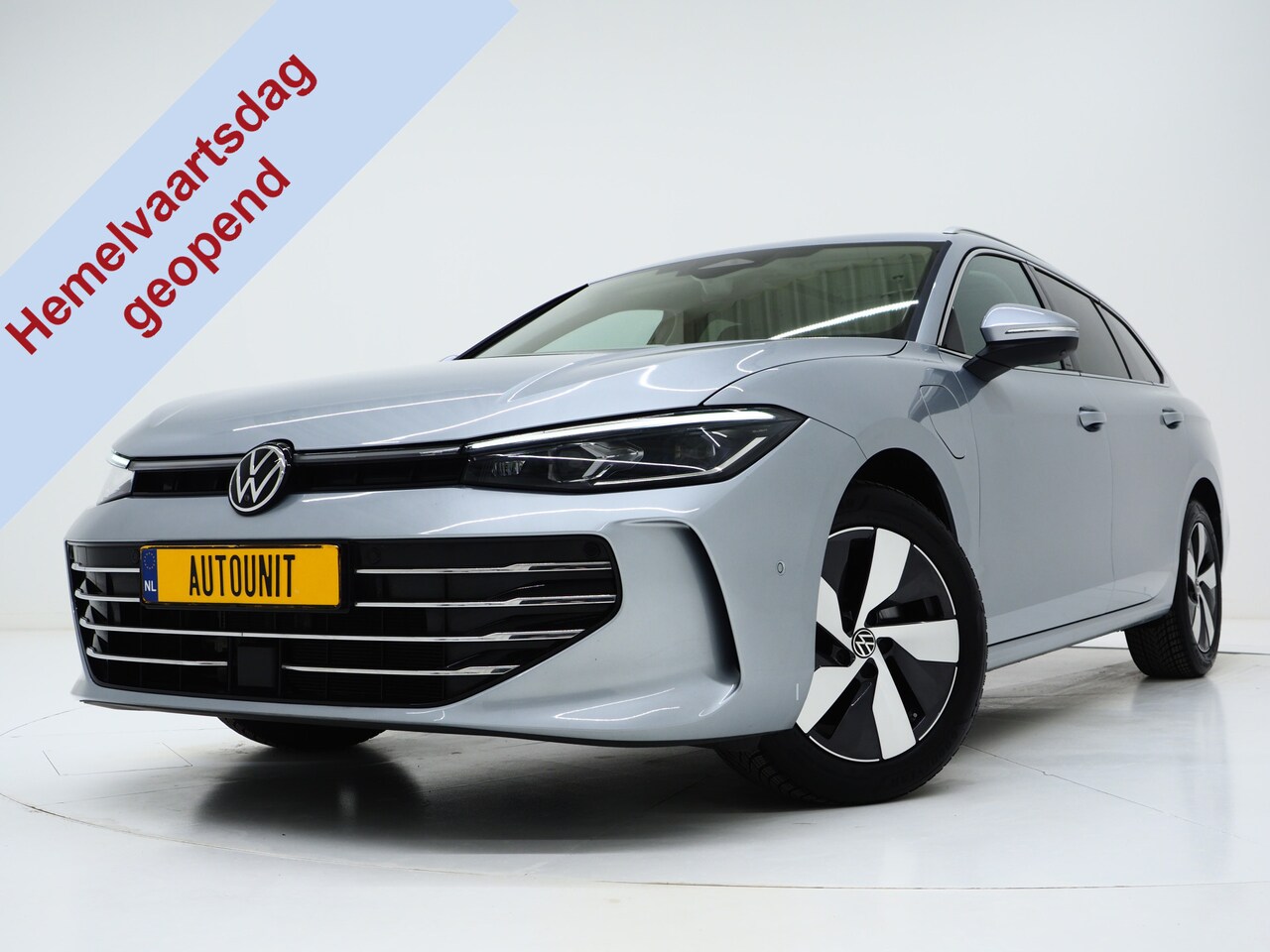 Volkswagen Passat Variant - 1.5 eHybrid Elegance | Panoramadak | Leder | Trekhaak | HUD | Massage | 360 | Sfeerlicht | - AutoWereld.nl