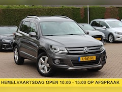 Volkswagen Tiguan - 2.0 TSI Sport&Style 4Motion / Trekhaak / Android Auto / Parkeerhulp V+A / 17'' / Xenon / D